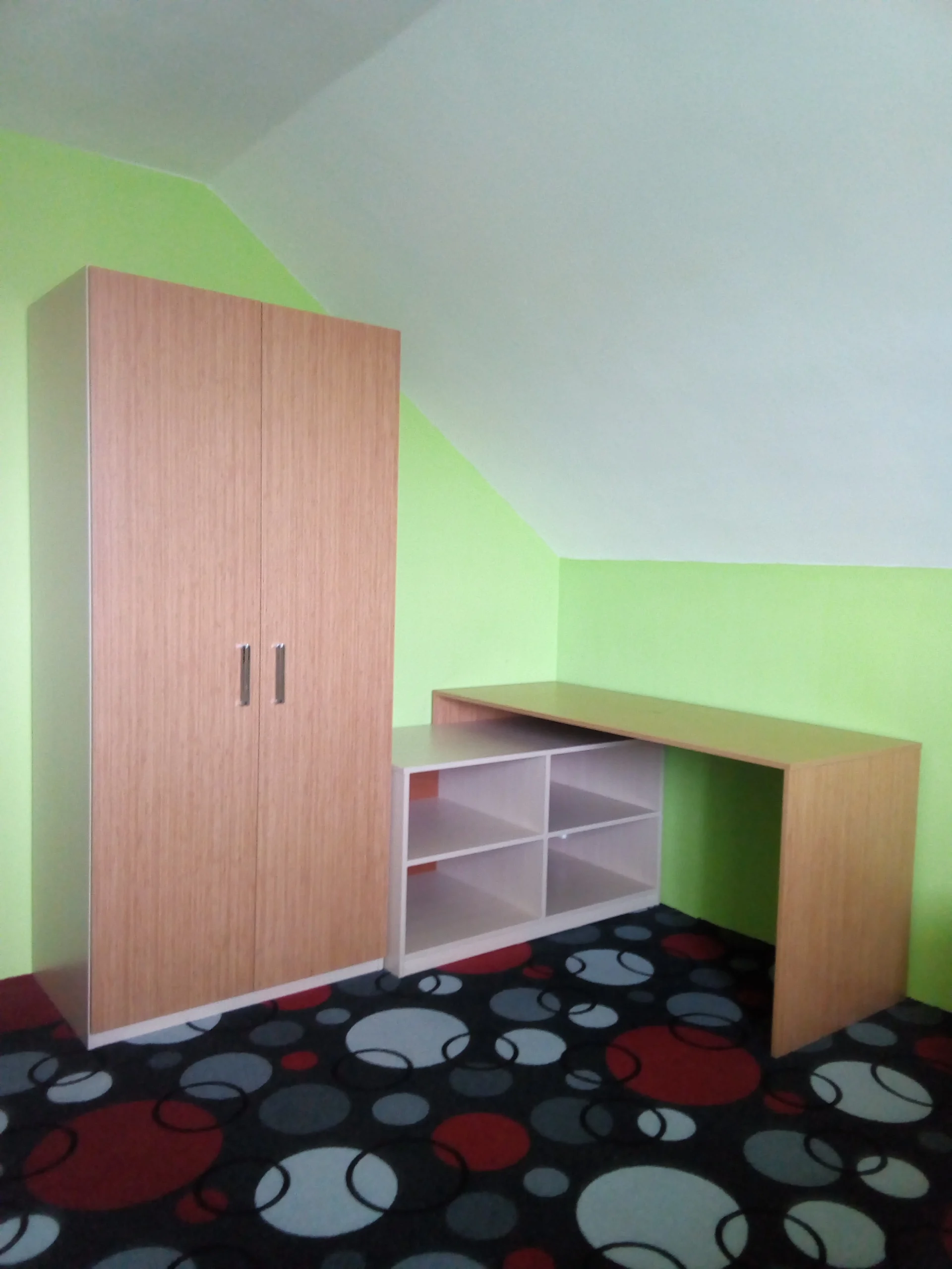 Interiérový nábytek — komoda a police