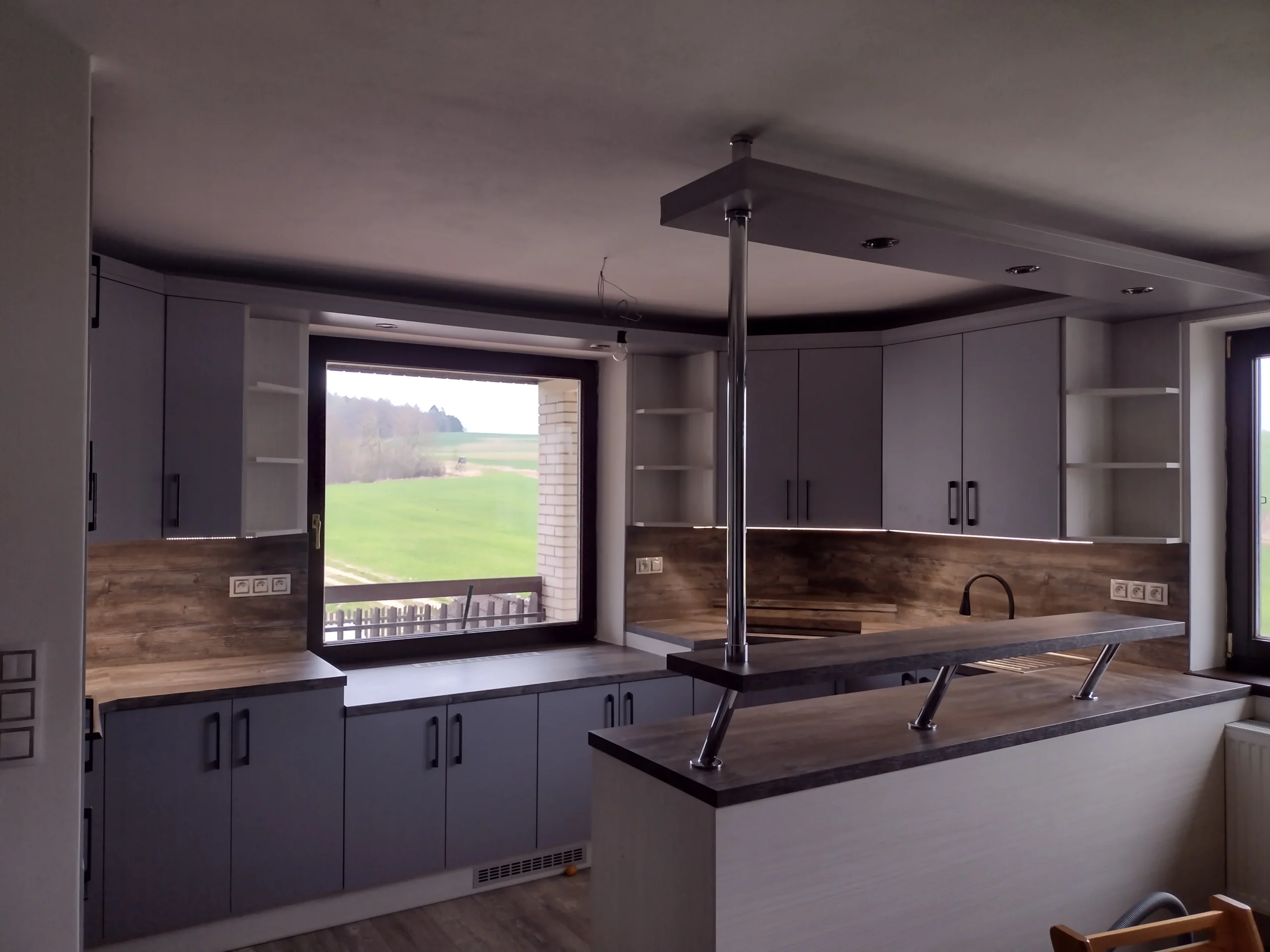 Kuchyně na míru — bílý dekor