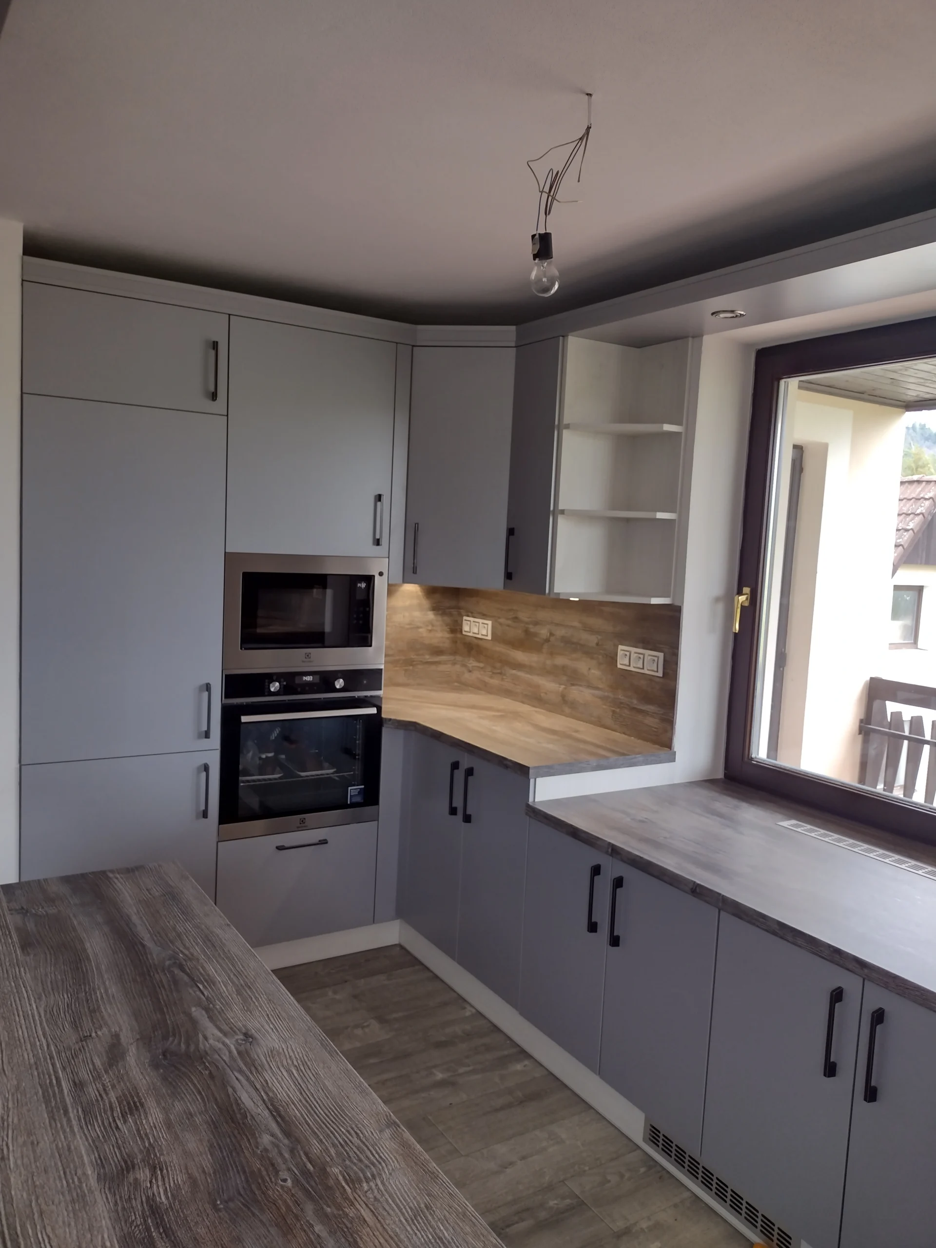 Kuchyně dekor Bianco a stříbrná