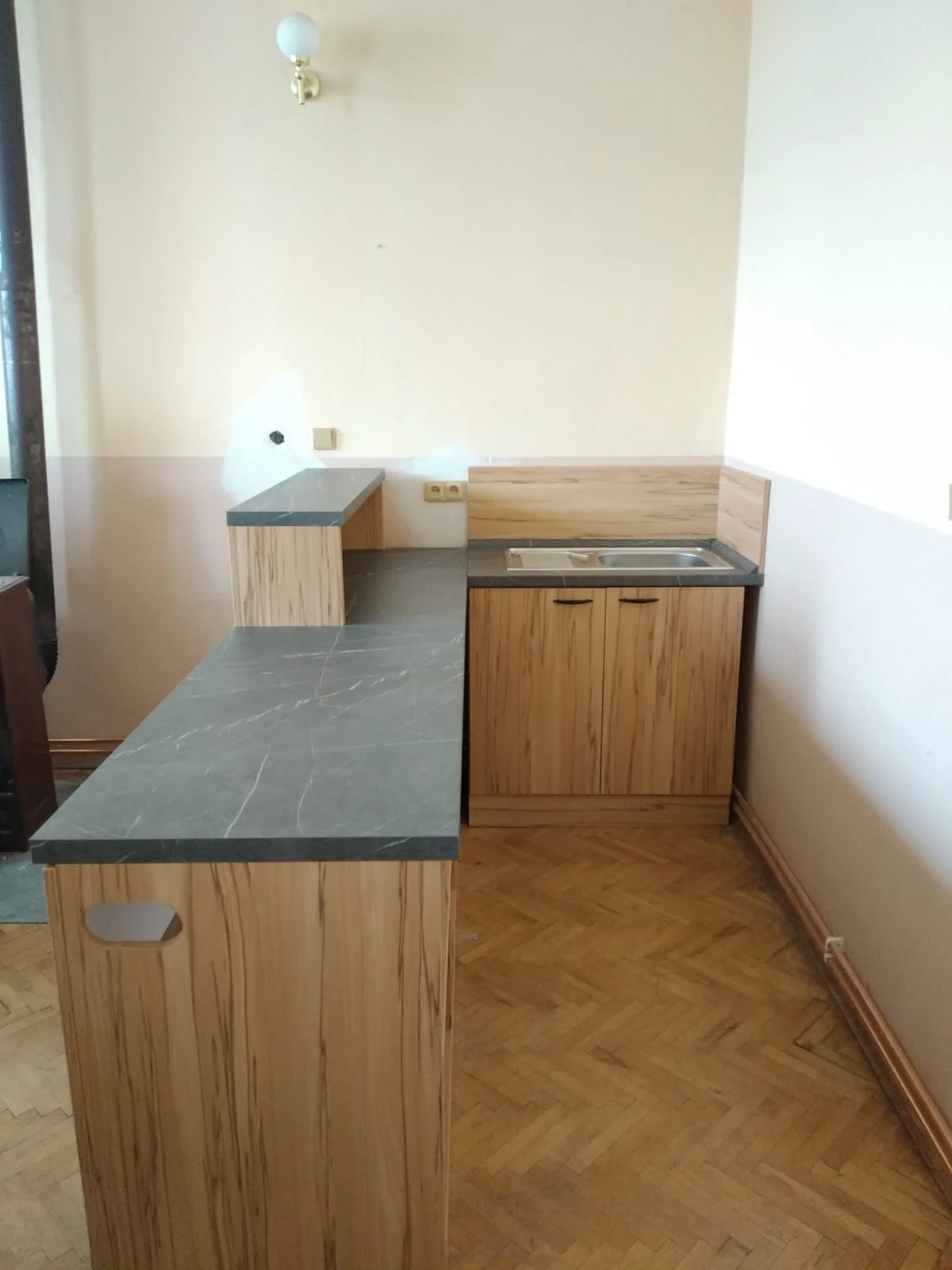 Kuchyně na míru — tmavý dekor