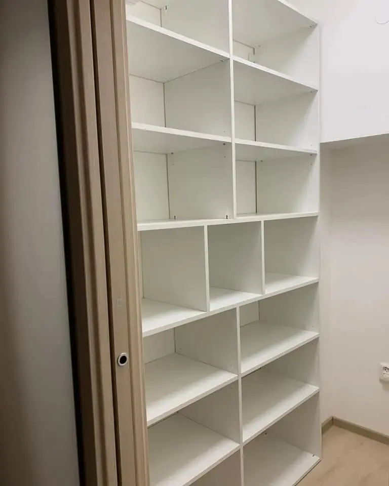 Vestavěná skříň — světlý dekor